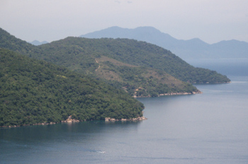 Vista do lado esquerdo da Enseada de Araçatiba