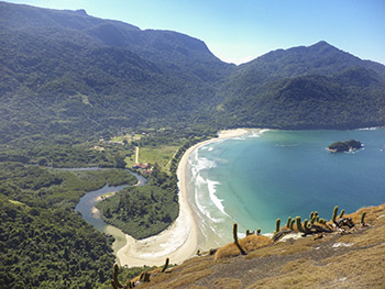 Praia de Dois Rios com ruínas do presidio, vista do pico de Dois Rios.