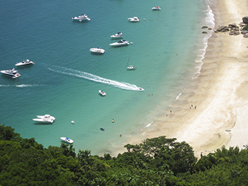 O final da Praia de Lopes Mendes é mais tranquilo para as embarcações