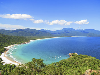 Praia do Aventureiro e seus lindos tons de azul e águas cristalinas