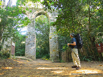 Trilha com passagem pelo Aqueduto - Abraão - Ilha Grande - RJ