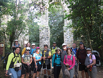 Grupo de trekking em frente ao Aqueduto - Abraão - Ilha Grande - RJ