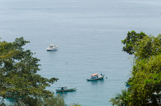 Praia de águas calmas e cristalinas