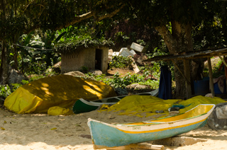 Canoas caiçaras na Praia da Cachoeira