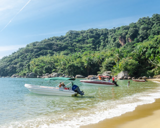 Aqui na Praia do Pouso você encontra diversas opções de passeios