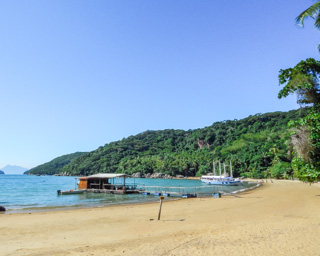 A Praia do Pouso e o flutuante, único restaurante da praia