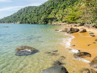 As águas da Praia do Arrecifes são extremamente cristalinas