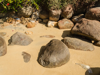 Na areia da Praia do Arrecifes são encontradas pedras de diversos tamanhos e formatos