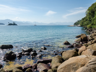 Se deseja praticar o snorkel na Praia do Arrecifes, procure mergulhar nas encostas onde existem pedras