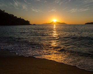 A Praia Brava e o espetáculo do nascer do sol, bem em frente à praia