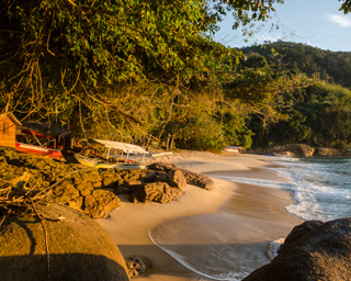 A Praia Brava é pequenina, escondida e muito charmosa