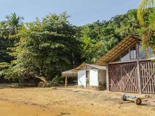 Na Praia da Itaóca existe apenas uma casa, rodeada pela Mata Atlântica