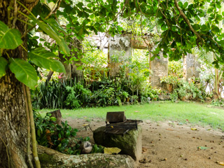 Ao lado da casa existe um lindo jardim em meio as ruínas