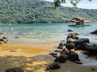 Apenas um flutuante faz companhia à Praia da Itaoquinha