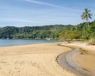 A Praia Grande de Palmas possui um pequeno rio que deságua no mar