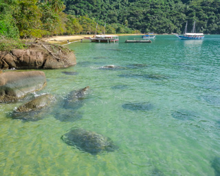 A Praia dos Mangues e suas surpreendentes águas translúcidas