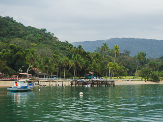 A Praia de Fora possui pousada, restaurante e um pequeno cais