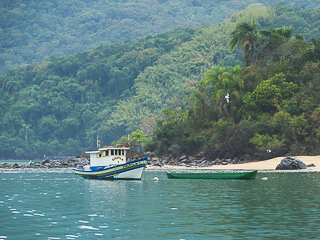 Barcos de pesca e canoas caiçara sempre presentes