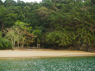 Praia do Iguaçú possui longa e estreita faixa de areia dourada