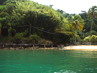 Existe um pequeno cais do lado direito da praia