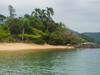 Pouco visitada, a Praia do Perequê oferece muita tranquilidade