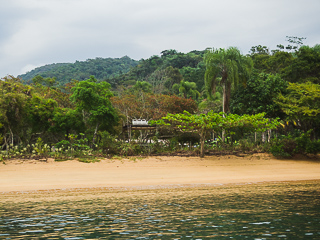 A Praia do Perequê possui estreita faixa de areia, um pouco inclinada