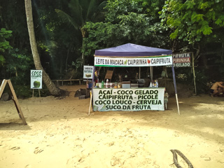 Tenda com bebidas e lanches na Praia da Feiticeira